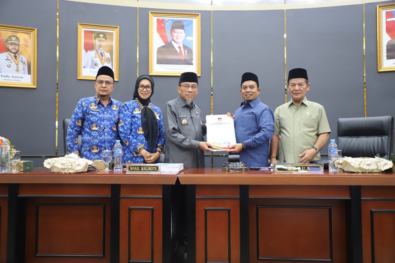 Ketua DPRD Padang Muharlion didampingi Wakil Ketua Osman Ayub serahkan hasil pengesahan APBD P 2026 kepada Wakil Walikota Maigus Nasir.